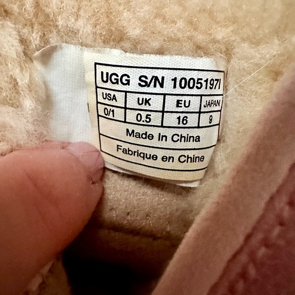 Uggs baby/toddler pink knit booties w/ faux buttons & velcro closure. 0/1 (0-6m) - Picture 10 of 10